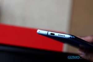 OnePlus 7T ruke na USB-u C