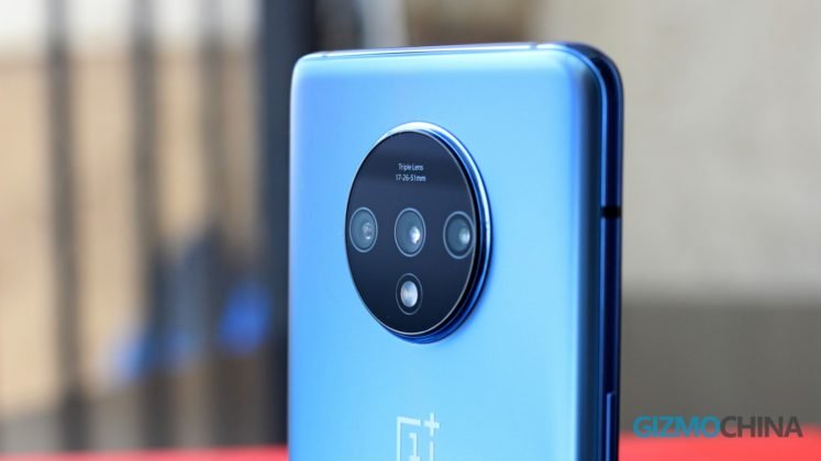 OnePlus 7T ruke na trostrukim kamerama predstavljene