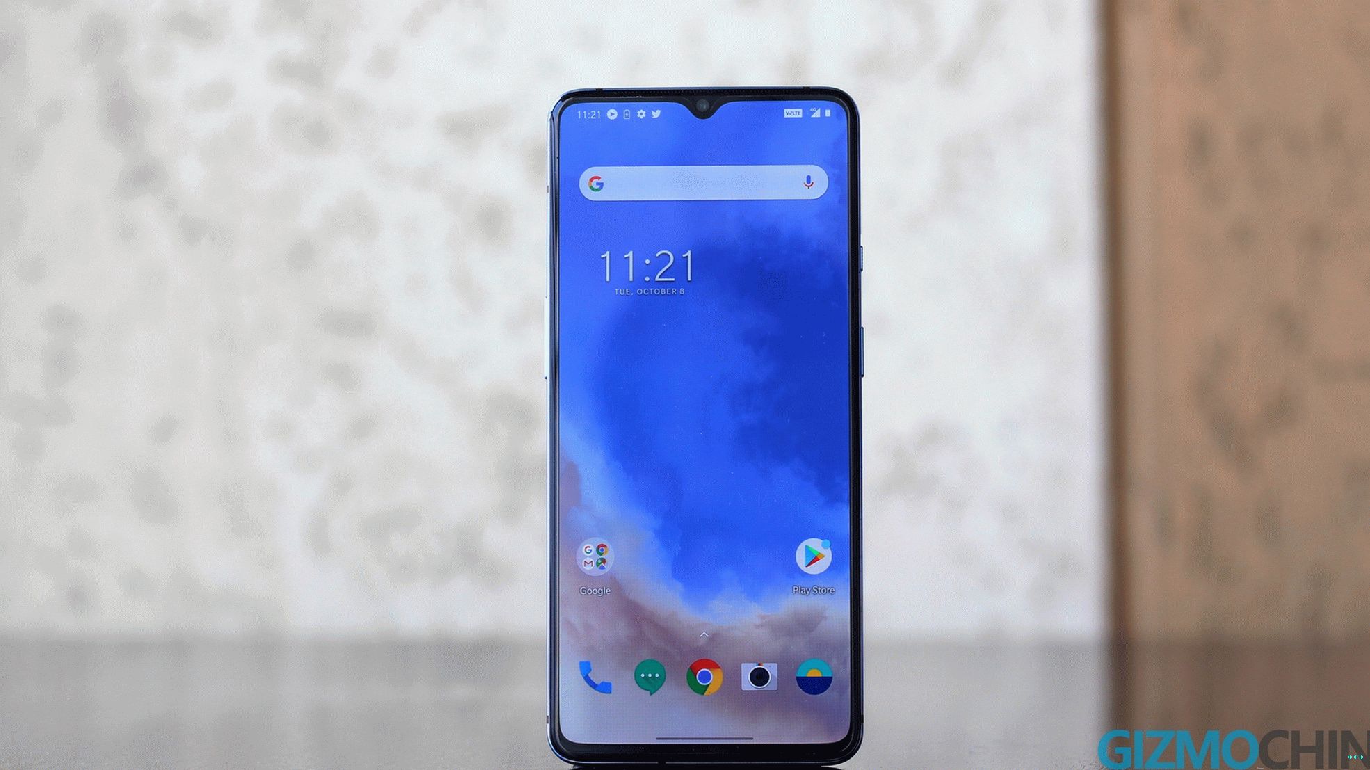 OnePlus 7T ruke s prednje strane su istaknute