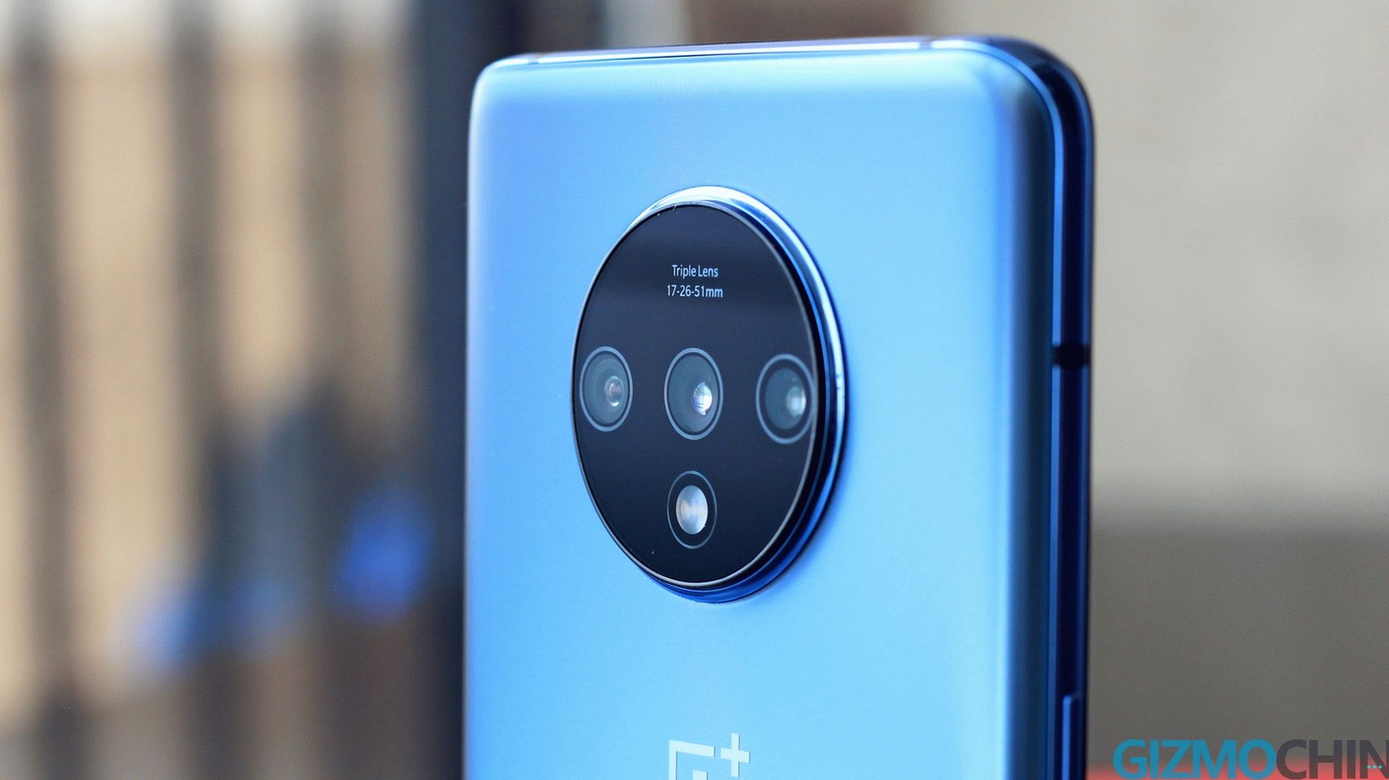 OnePlus 7T ruke na trostrukim kamerama predstavljene