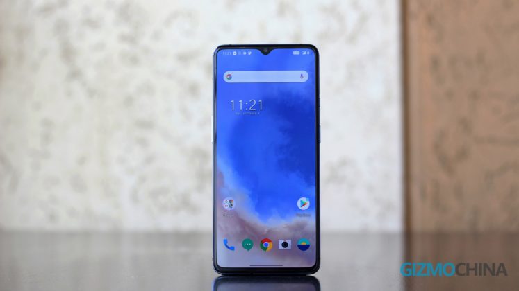 OnePlus 7T ruke s prednje strane su istaknute
